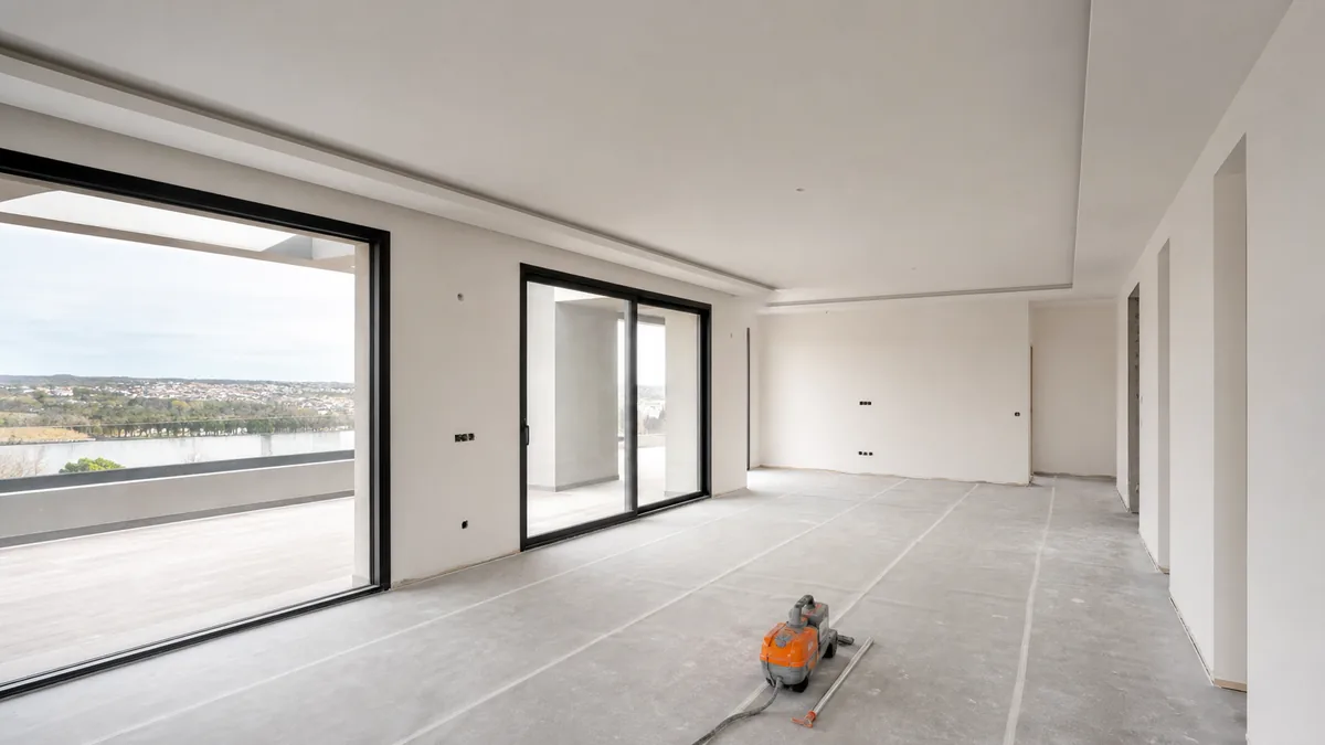 Alçı sıva tamamlanmış modern villa iç mekanı